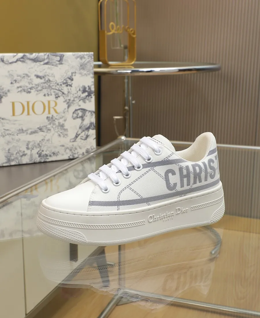 👟👟Ex-factory price 440👟👟 DIOR Dior's new thick-soled sports white shoes, electro-embroidered fabric, embroidered letters, breathable mesh lining, sheepskin for foot pads, lightweight outsole. Size: 35-40 (41 customized)